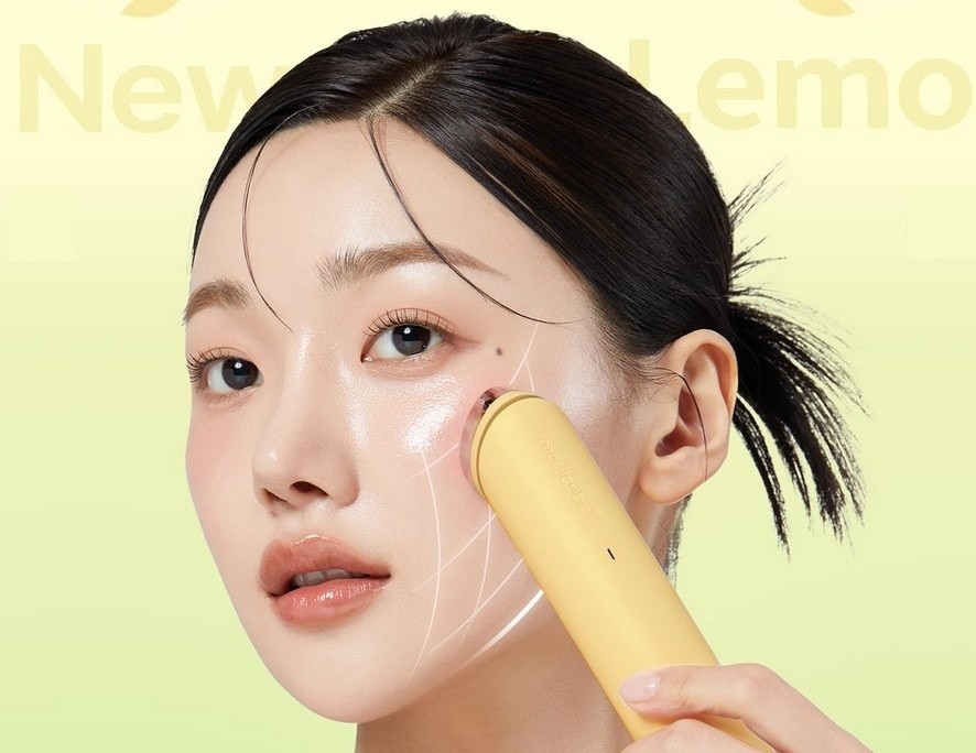 Medicube AGE-R Booster Pro Lemon Device Held by Model